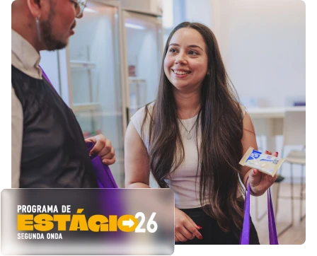 Dois jovens conversando sorrindo em um escritório da Mondelez com destaque para o título do Programa de Estágio Mondelēz 2026